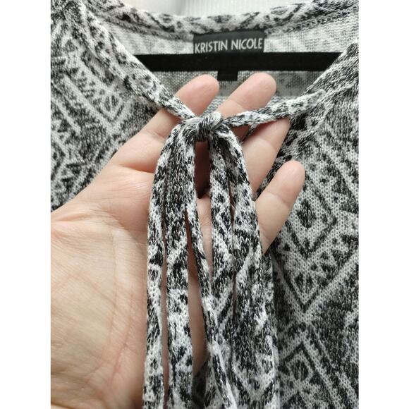 Kristin Nicole Size 2X Gray Geometric Southwest Knit Tie Neck Short Sleeve Top - Picture 4 of 6